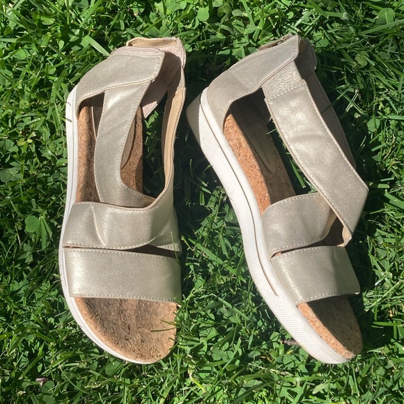 Adrienne Vittadini gold leather sandals - Picture 2 of 7